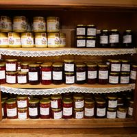 Marmeladen aus eigener Herstellung und Honig